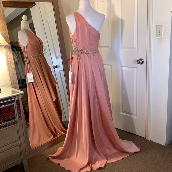 MAC DUGGAL
Embellished One Shoulder Asymetrical Gown - Picture 11 of 14